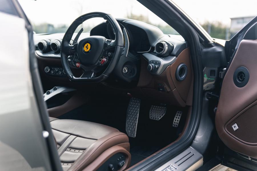 Интерьер Ferrari F12berlinetta 2014 года  (UK) (фото 8 из 276)